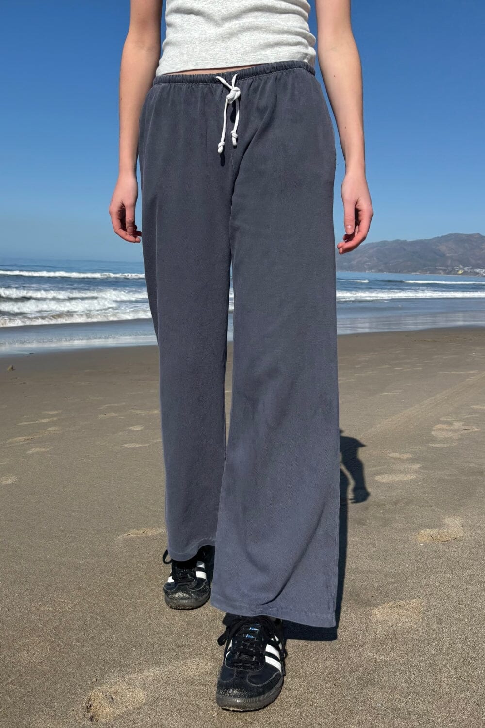 Brandy Melville ハーフジップスウェットPARISロゴネイビー