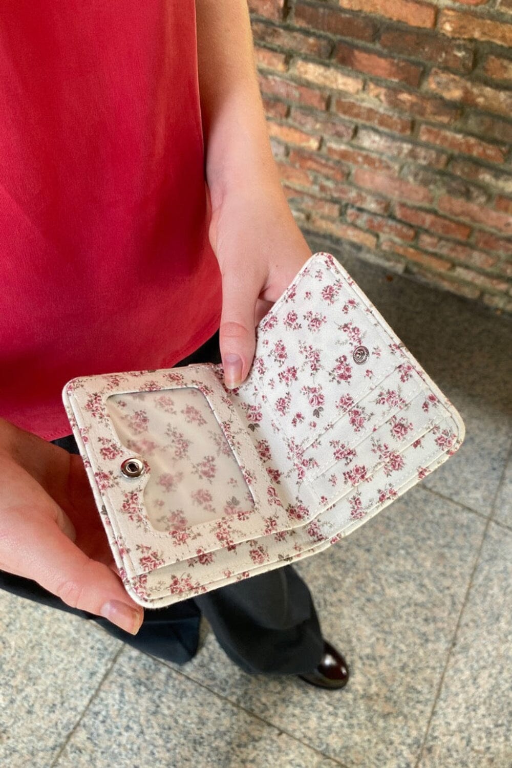 Floral Card Case | White with a Bouquet of Roses