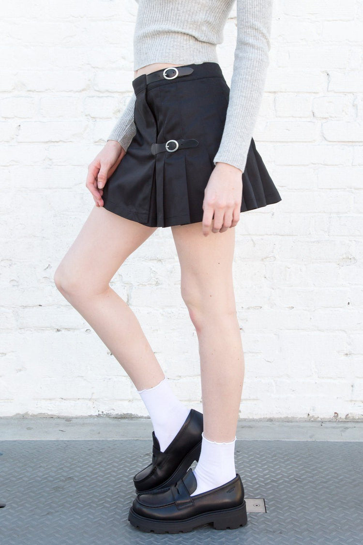 Sof Low Waisted Buckle Skirt | Black / XS/S